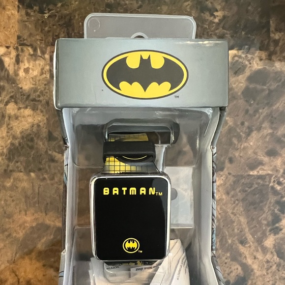 Batman Touchscreen Smartwatch Iconic Wearable NIB - Picture 3 of 7